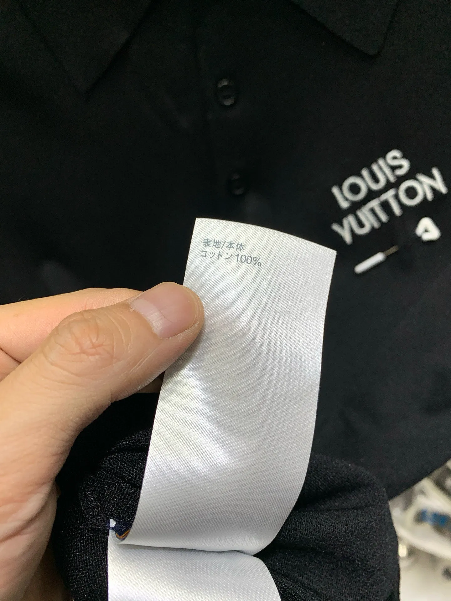 🅿️270 🀄️ louisvuitton Louis Vuitton lv2025ss new embroidered logo couple casual polo shirt short-sleeved T-shirt. The counter restores the top replica. The style is very good for business commuting. Classic polo lapel design. Classic LV letter slogan on the chest. Pin embroidery design highlights personality and makes the entire line smoother. The most classic evergreen small label design. Exquisite embroidered logo design on the chest. Pure cotton texture, skin-friendly and comfortable. Suitable for both business and leisure. Pique cotton fabric is more breathable and drier than ordinary knitted fabric. 3D three-dimensional tailoring technology. The upper body has a three-dimensional shape. The embroidery on the chest is full of details. Thousand needle embroidery is three-dimensional and full. Made of 300 grams of cotton pique cotton fabric. Customized buttons. Top quality products.